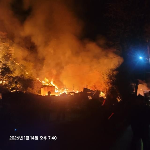 경북 영천 주택서 시작된 화재 인근 산으로 확산 영천연합뉴스 4일 오후 7시 11분께 경북 영천시 화산면 한 주택에서 시작된 불이 주변 백학산으로 번지고 있다 신고를 접수한 소방 당국은 현재 인력과 장비 등을 현장에 투입해 진화 작업을 벌이고 있다 2026114 경북소방본부 제공 재판매 및 DB 금지