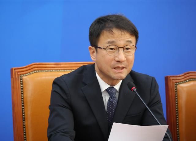 한병도 더불어민주당 원내대표가 지난 13일 국회에서 열린 원내대책회의에서 발언하고 있다 사진연합뉴스