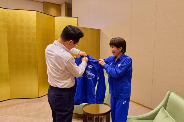 이재명 대통령이 13일 일본 나라현 환담장에서 드럼 합주 전 다카이치 사나에 일본 총리가 준비한 옷을 받고 있다 양 정상은 케이팝 데몬 헌터스의 주제가 골든과 BTS의 히트곡 다이너마이트에 맞춰 드럼을 함께 연주했다 다카이치 총리는 학창 시절 헤비메탈 록밴드 드러머로 활동했다 사진연합뉴스