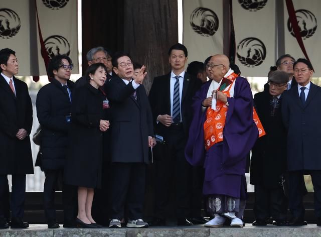 이재명 대통령과 다카이치 사나에 일본 총리가 14일 일본 나라현 대표 문화유적지인 호류지법륭사를 관람하고 있다사진연합뉴스