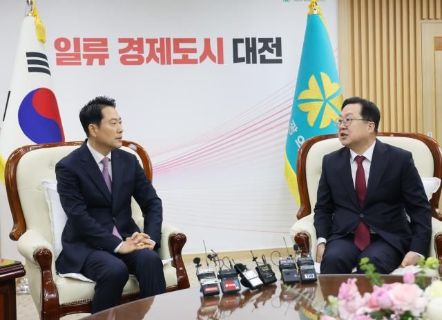 장동혁 국민의힘 대표가 14일 오전 대전시청을 방문하고 이장우 대전시장과 대화를 나누고 있다사진연합뉴스