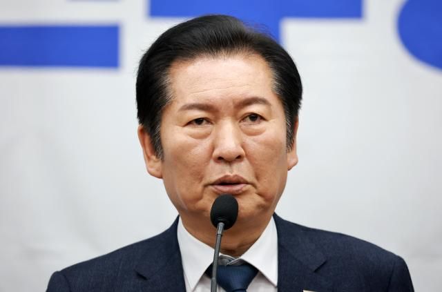 더불어민주당 정청래 대표가 15일 국회에서 열린 의원총회에서 발언하고 있다사진연합뉴스