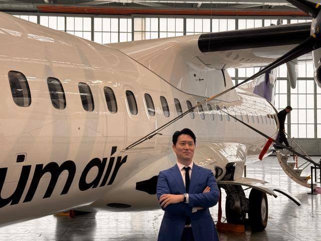 15일 서울김포비즈니스항공센터SGBAC에서 열린 섬에어 1호기 도입식에서 최용덕 섬에어 대표가 신조기 앞에서 포즈를 취하고 있다 사진이성진 기자