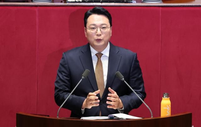 15일 국회에서 열린 2026년 1월 임시국회 1차 본회의에서 윤석열ㆍ김건희에 의한 내란ㆍ외환 및 국정농단 행위의 진상규명을 위한 특별검사 임명 등에 관한 법률안이 상정되자 이를 반대해 개혁신당 천하람 의원이 무제한 토론필리버스터을 시작하고 있다사진연합뉴스