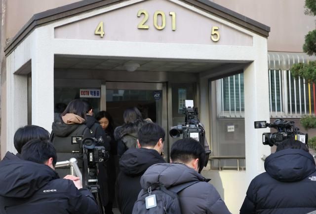 지난 14일 공천헌금 수수 등 각종 비위 의혹을 받는 더불어민주당 김병기 의원의 자택인 서울 동작구의 한 아파트 앞에서 취재진이 대기하고 있다 사진연합뉴스