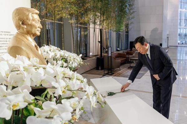 신동빈 롯데 회장이 15일 서울 송파구 롯데월드타워 1층에 있는 신격호 롯데 창업주 흉상에 헌화하고 있다 사진롯데지주