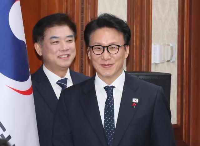 민석 국무총리가 15일 서울 종로구 정부서울청사에서 열린 국가정책조정회의에 참석하고 있다 왼쪽은 김병욱 청와대 정무비서관 사진연합뉴스