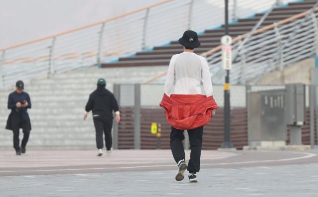 경남 창원지역 낮 최고 기온이 19도까지 오른 15일 오후 창원시 마산합포구 3·15해양누리공원에서 시민이 가벼운 옷차림으로 발걸음을 옮기고 있다 2026115 사진연합뉴스 