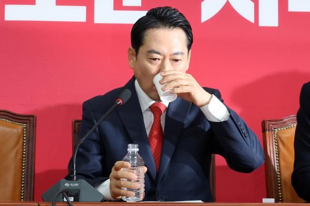 장동혁 국민의힘 대표가 15일 국회에서 열린 최고위원회의에 참석해 목을 축이고 있다 사진연합뉴스