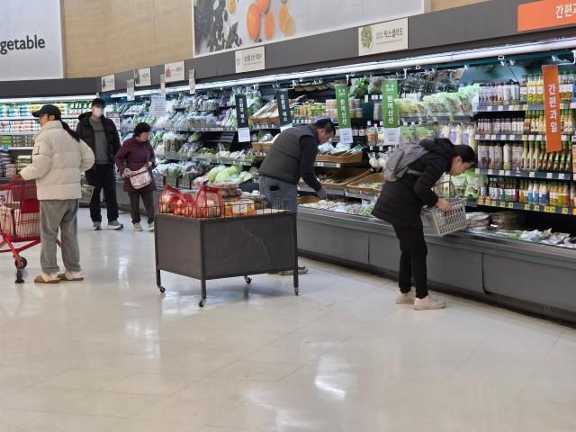사람들이 경기도의 한 대형마트에서 물건을 둘러보고 있다 사진조재형 기자