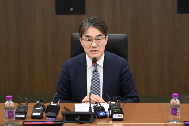 김성열 산업통상부 산업성장실장이 15일 서울 중구 대한상공회의소 대회의실에서 한국반도체산업협회 삼성전자 SK하이닉스 등 유관기관·업계 관계자와 미국 반도체 품목관세 관련 민관합동 긴급 대책회의을 주재하고 있다 사진산업통상부