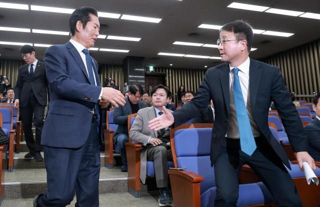 더불어민주당 정청래 대표왼쪽와 한병도 원내대표가 15일 국회에서 열린 의원총회에서 인사하고 있다사진연합뉴스