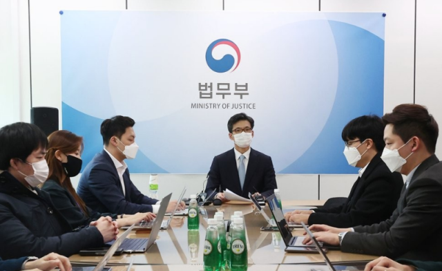 지난 2021년 2월 26일 법무부 박철우 대변인이 서울 서초구 서울고검 의정관에서 친일반민족행위자 토지 국가 귀속 착수 관련 브리핑을 하고 있다 사진연합뉴스