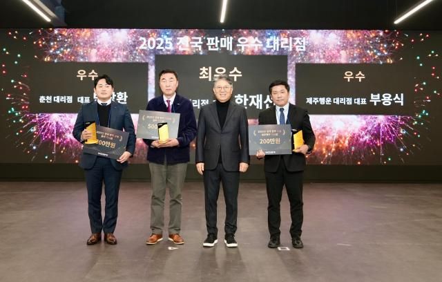 KGM이 전국 판매대리점들과 간담회를 갖고 지난해 판매 우수 대리점을 시상하며 격려했다.(사진 왼쪽 3번째 KGM 곽재선 회장)