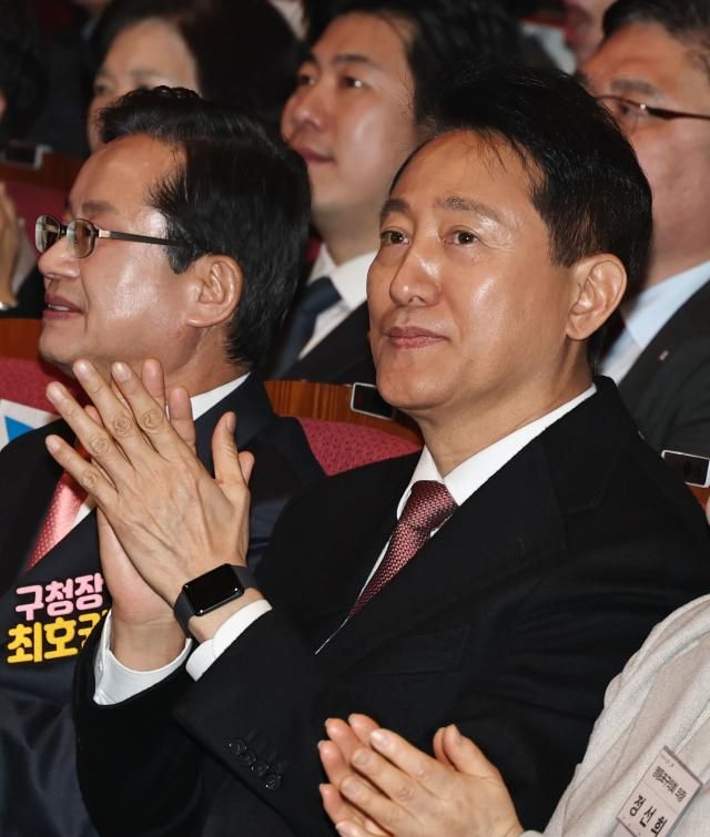 오세훈 서울시장이 6일 서울 영등포아트홀에서 열린 2026 영등포구 신년인사회에서 박수를 치고 있다 사진연합뉴스