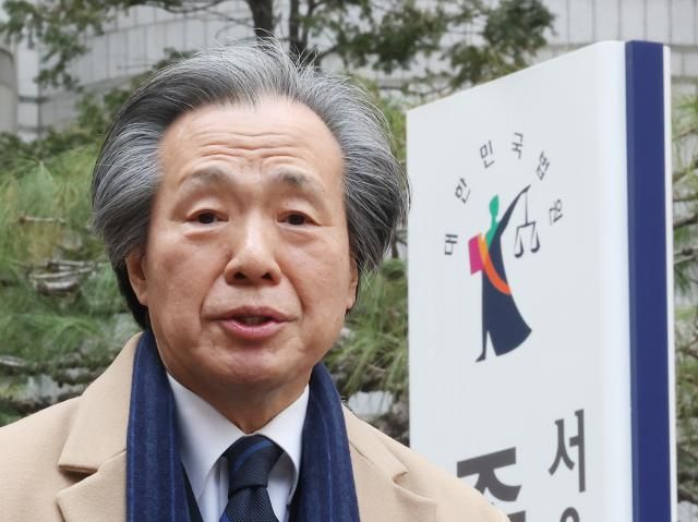 정기석 국민건강보험공단 이사장이 15일 서울 서초구 서울고등법원에서 주요 담배회사들을 상대로 제기한 대규모 손해배상 청구 소송 2심 패소에 대해 발언하고 있다 사진연합뉴스