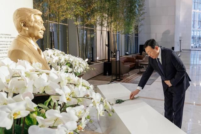 신동빈 롯데 회장이 15일 서울 송파구 롯데월드타워 1층에 있는 신격호 롯데 창업주 흉상에 헌화하고 있다 사진롯데지주