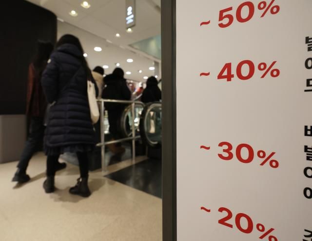 백화점 업계 새해 첫 세일 시작 서울연합뉴스 이재희 기자 백화점 업계가 병오년 새해를 맞아 나란히 첫 정기 세일에 돌입한 2일 서울 중구 롯데백화점 본점에 세일 안내문이 붙어 있다 202612 scapeynacokr2026-01-02 130027 저작권자 ⓒ ㈜연합뉴스 무단 전재 재배포 금지 AI 학습 및 활용 금지저작권자 ⓒ ㈜연합뉴스 무단 전재 재배포 금지 AI 학습 및 활용 금지