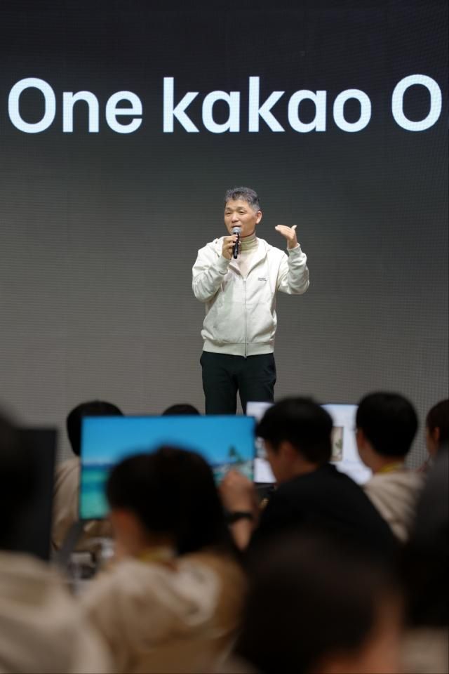 카카오 김범수 미래이니셔티브센터장이 그룹의 지난 15일 신입 크루 교육 현장을 깜짝 방문했다 사진카카오