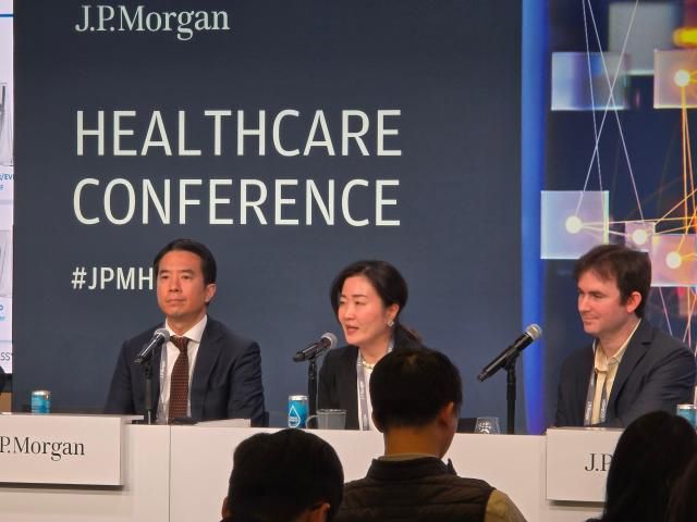 김래희 클래시스 마케팅본부장왼쪽 셋째이 14일현지시각 미국 샌프란시스코에서 열린 JP모건 헬스케어 콘퍼런스 패널 세션에서 비욘드 K-뷰티를 주제로 토론을 진행하고 있다 사진클래시스