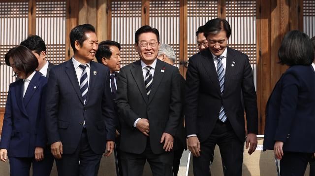 이재명 대통령이 16일 청와대 상춘재에서 열린 정당 지도부 초청 오찬에서 참석자들과 기념촬영을 마친 뒤 이석하고 있다 앞줄 왼쪽부터 진보당 김재연 대표 더불어민주당 정청래 대표 이재명 대통령 조국혁신당 조국 대표 기본소득당 용혜인 대표 사진연합뉴스