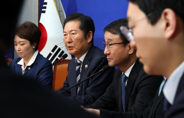 정청래 더불어민주당 대표가 지난 16일 국회에서 열린 최고위원회의에서 모두발언을 하고 있다 사진연합뉴스