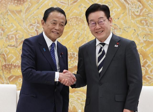 이재명 대통령이 16일 청와대에서 아소 다로 전 일본 총리와 면담에 앞서 기념 촬영을 하고 있다 사진연합뉴스