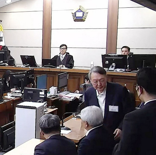 윤석열 전 대통령이 16일 서초구 서울중앙지방법원에서 열린 특수공무집행방해 범인도피교사 직권남용 권리행사방해 혐의 등 사건에 대한 1심 선고 공판에서 징역 5년을 선고받은 뒤 법정을 나서고 있다 사진서울중앙지법