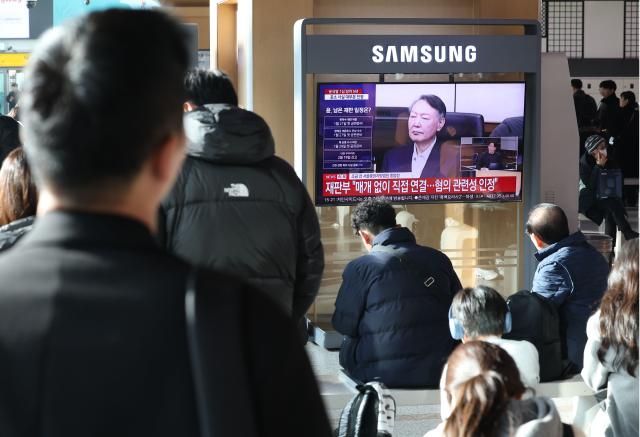 16일 서울역 대합실에서 시민들이 고위공직자범죄수사처공수처 체포 방해 등 혐의로 기소된 윤석열 전 대통령에 대한 1심 선고 공판 생중계를 보고 있다 이날 재판부는 윤 전 대통령에 징역 5년을 선고했다 사진연합뉴스