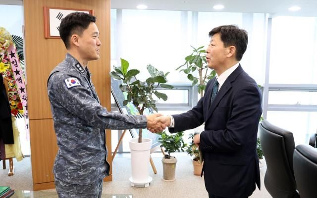 박정주 행정부지사 충남함장 접견 장면사진충남도