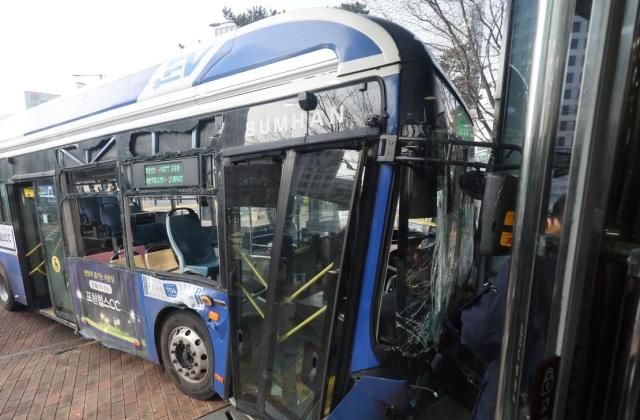 16일 서울 서대문역 사거리에서 버스가 인도로 돌진 뒤 건물에 충돌해 있다 사진연합뉴스