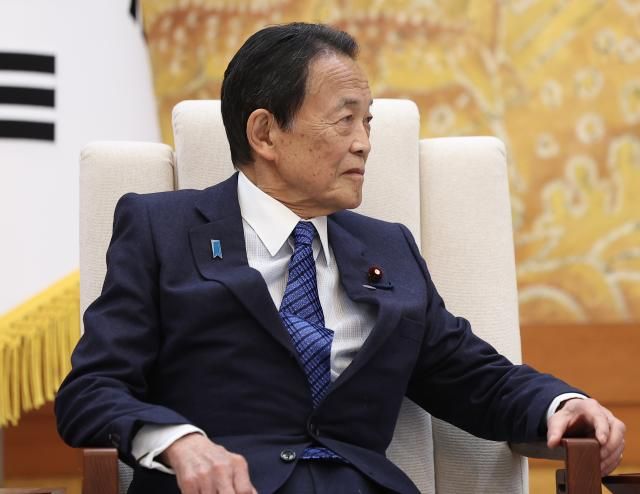 아소 다로 전 일본 총리가 16일 청와대에서 진행된 이재명 대통령와의 면담에서 이 대통령 발언을 듣고 있다 사진연합뉴스