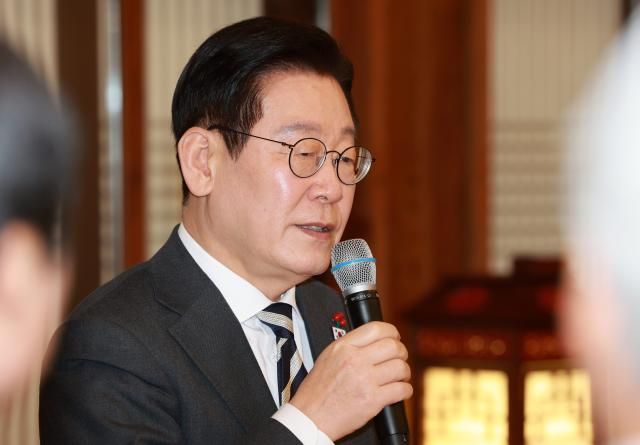 이재명 대통령이 16일 청와대 상춘재에서 열린 정당 지도부 초청 오찬에서 발언하고 있다 사진연합뉴스