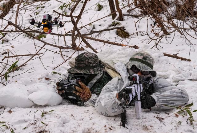 해병대 특수수색여단 장병들이 지난 14일 특정 지역으로의 침투 훈련 간 목표물 타격을 위한 FPV 드론을 운용하고 있다 사진해병대 