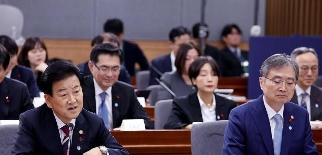 정동영 통일부 장관왼쪽이 19일 정부서울청사 별관에서 열린 외교부재외동포청·통일부 업무보고에서 발언하고 있다 오른쪽은 조현 외교부 장관 사진연합뉴스 