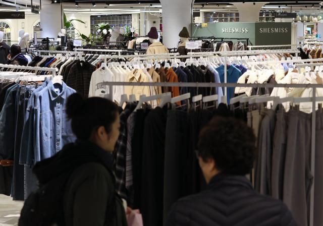 서울의 한 대형마트에서 시민이 옷을 고르고 있다 사진연합뉴스