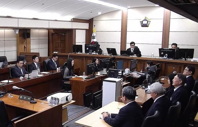 윤석열 전 대통령이 16일 서초구 서울중앙지방법원에서 열린 특수공무집행방해 범인도피교사 직권남용 권리행사방해 혐의 등 사건에 대한 1심 선고 공판에 출석하고 있다 이날 재판부는 윤 전 대통령에 징역 5년을 선고했다 사진서울중앙지법