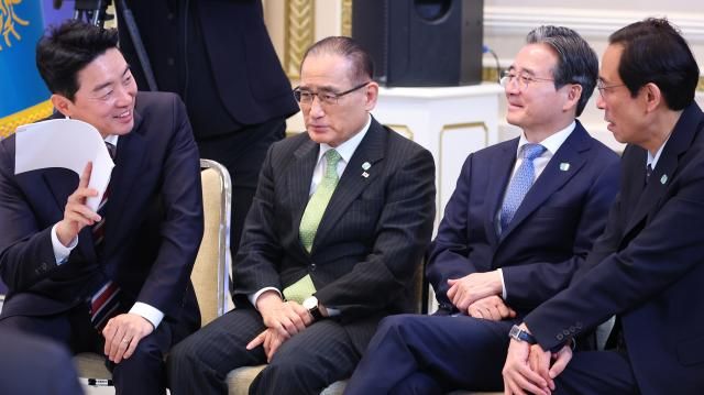 취임100일 회견 참석한 참모진 서울연합뉴스 김도훈 기자 11일 청와대 영빈관에서 열린 이재명 대통령 취임 100일 기자회견에서 참모진이 대화하고 있다 왼쪽부터 강훈식 대통령비서실장 위성락 국가안보실장 김용범 정책실장 우상호 정무수석 2025911 superdoo82ynacokr2025-09-11 110918 저작권자 ⓒ ㈜연합뉴스 무단 전재 재배포 금지 AI 학습 및 활용 금지저작권자 ⓒ ㈜연합뉴스 무단 전재 재배포 금지 AI 학습 및 활용 금지