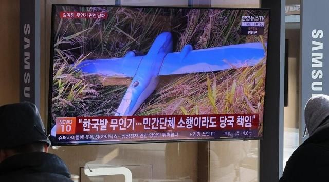 지난 11일 서울역 대합실에서 시민들이 북한의 무인기 영공 침범 주장 관련 뉴스를 보고 있다 이날 김여정 북한 노동당 부부장은 명백한 것은 한국발 무인기가 우리 국가의 영공을 침범하였다는 사실 그 자체라며 실체에 대한 구체적인 설명은 반드시 있어야 할 것이라고 밝혔다 사진연합뉴스