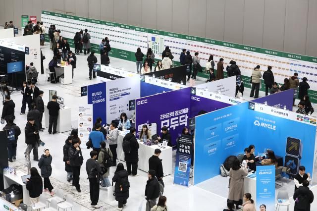 서울 강남구 코엑스에서 열린 2026 스타트업 채용박람회를 찾은 구직자들이 채용공고 게시대를 살펴보고 있다 사진연합뉴스