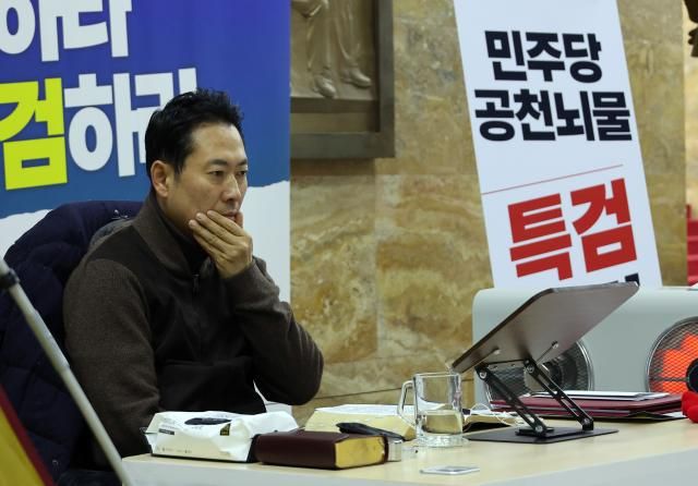 장동혁 국민의힘 대표가 18일 국회 로텐더홀에서 더불어민주당에 통일교·공천헌금 쌍특검 수용을 요구하며 나흘째 단식 투쟁을 이어가고 있다사진연합뉴스