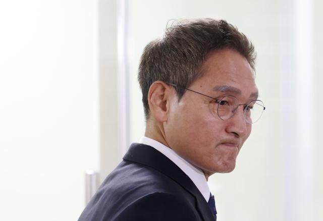  관봉권 띠지 폐기 의혹과 쿠팡 퇴직금 불기소 외압 의혹을 수사할 안권섭 특별검사가 지난달 6일 서초구 사무실에서 열린 특검팀 현판식을 마치고 퇴장하고 있다 사진연합뉴스