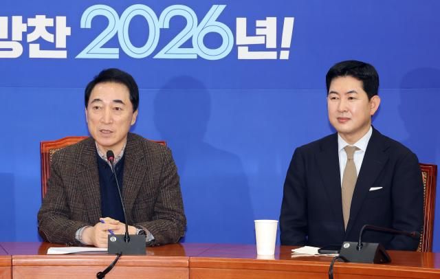 더불어민주당 박수현 수석대변인이 18일 국회에서 현안 관련 기자 간담회를 열고 있다 오른쪽은 박창진 부대변인사진연합뉴스