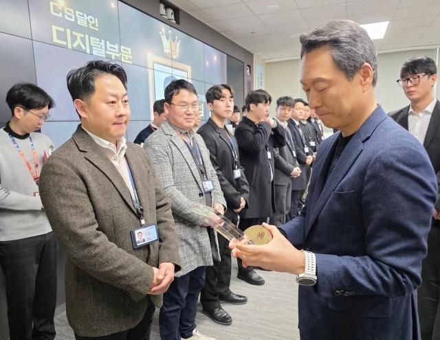 김영호 삼성전자서비스 대표이사 부사장이 2026 CS 달인에게 상패를 수여하는 모습 사진삼성전자