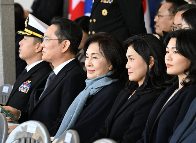 이재용 삼성전자 회장과 홍라희 리움미술관 명예관장 이서현 삼성물산 사장이 지난해 11월 28일 경남 창원시 진해구 해군사관학교에서 열린 제139기 해군사관후보생 임관식에 참석해 있다 사진연합뉴스