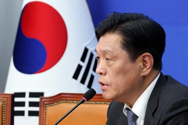 더불어민주당 지방선거기획단 단장인 조승래 사무총장이 지난 8일 국회에서 열린 비공개 선거기획단 전체 회의를 마친 뒤 언론브리핑을 하고 있다사진연합뉴스