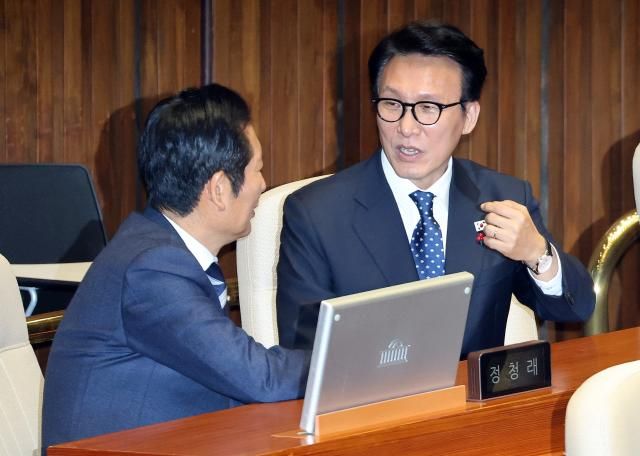 김민석 국무총리와 정청래 더불어민주당 대표가 지난 16일 국회에서 열린 1월 임시국회 본회의에서 대화를 나누고 있다 사진연합뉴스