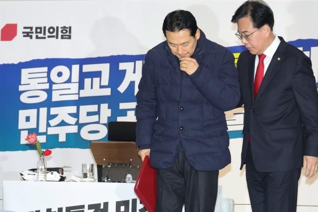 장동혁 국민의힘 대표가 19일 서울 여의도 국회 로텐더홀에서 열린 최고위원회의에서 송언석 원내대표의 부축을 받으며 이동하고 있다 사진연합뉴스