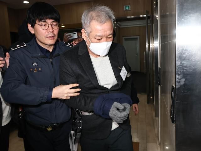  건진법사 전성배씨가 19일 서울 서초구 안권섭 상설특별검사 사무실에 참고인 신분으로 출석하고 있다 사진연합뉴스