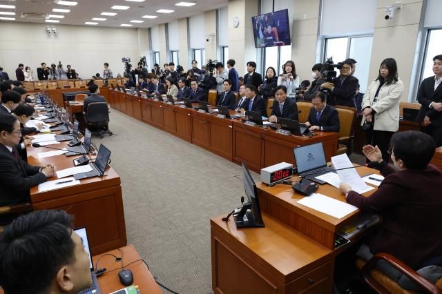 19일 서울 여의도 국회에서 열린 재정경제기획위원회 전체회의에서 임이자 위원장과 더불어민주당 여당 의원들이 청문회 개회를 두고 설전을 벌이고 있다 사진연합뉴스